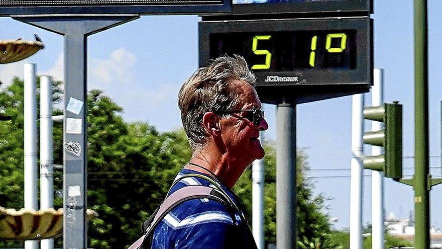 Un termómetro marca 51 grados en Sevilla durante la ola de calor de la pasada semana.