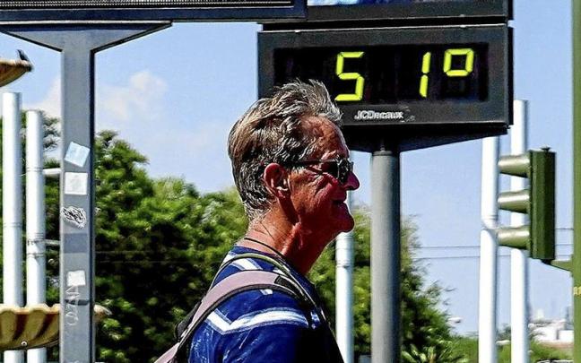 Un termómetro marca 51 grados en Sevilla durante la ola de calor de la pasada semana.