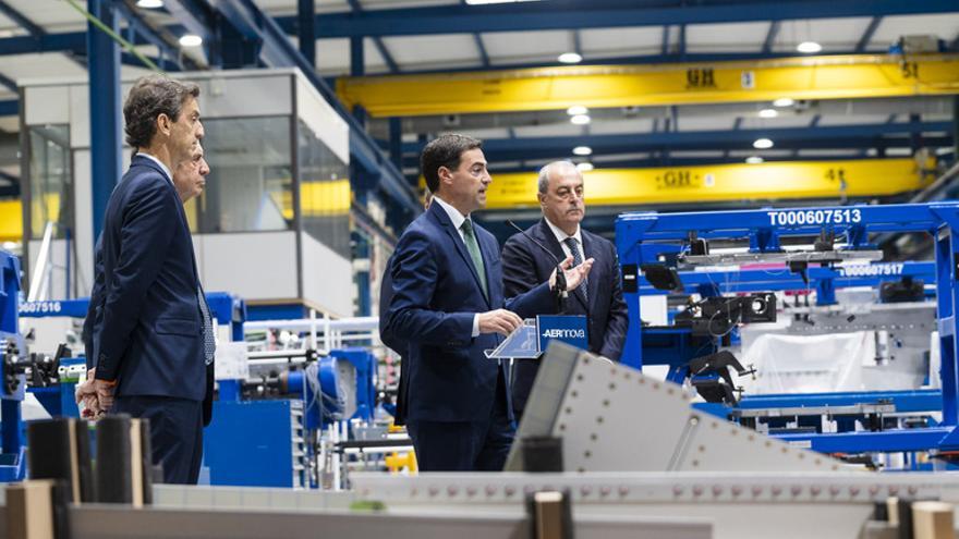 El lehendakari destaca, durante una visita a Aernnova, la necesidad de aportar "seguridad" ante la "incertidumbre" actual.