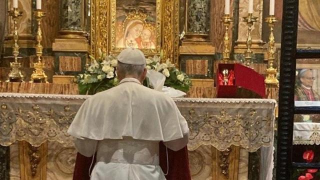 León XIV, en oración en el Santuario de la Madre del Buen Consejo / VATICAN NEWS León XIV, en oración en el Santuario de la Madre del Buen Consejo