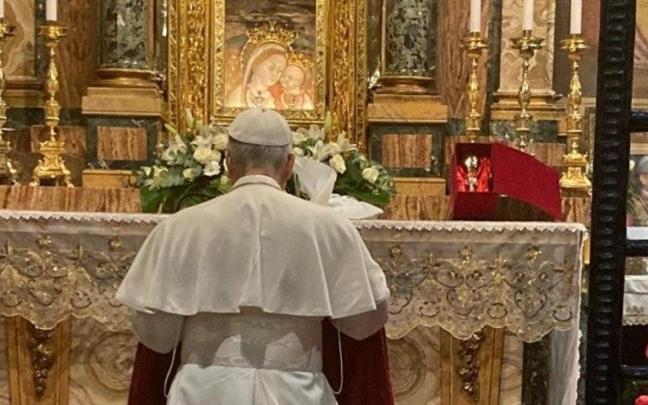 León XIV, en oración en el Santuario de la Madre del Buen Consejo / VATICAN NEWS León XIV, en oración en el Santuario de la Madre del Buen Consejo