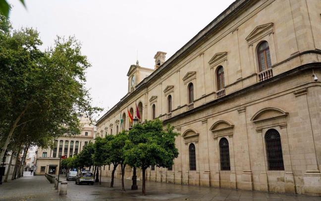 Fachada del Ayuntamiento de Sevilla. Fachada del Ayuntamiento de Sevilla.