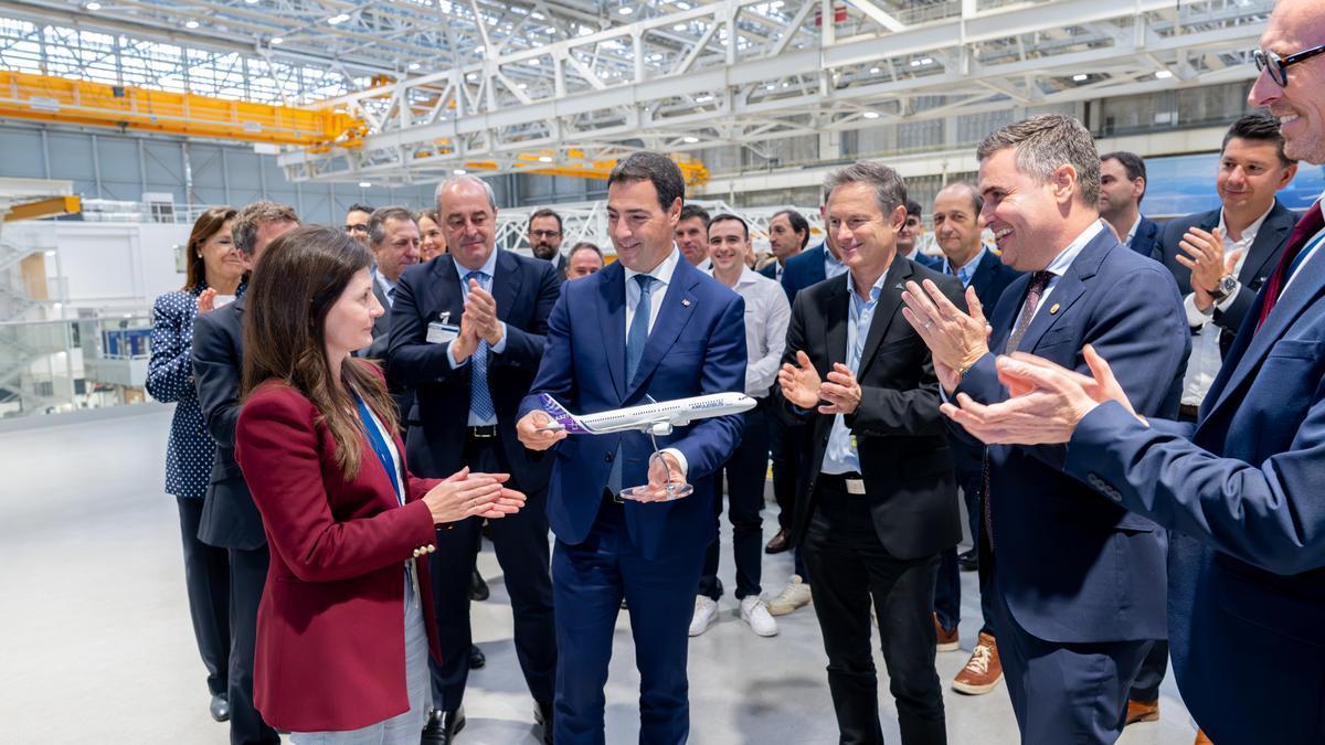 Pradales encabezó la misión vasca en su visita al centro de Airbus en Toulouse.
