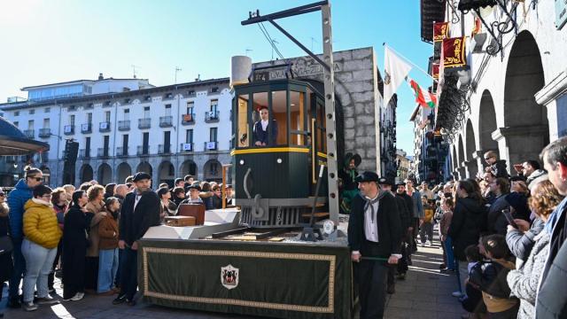 El tren del Urola ha cobrado vida en la tamborrada infantil de Azpeitia