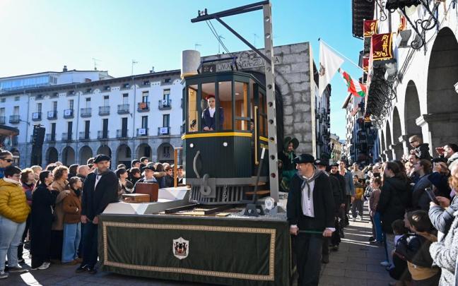 El tren del Urola ha cobrado vida en la tamborrada infantil de Azpeitia