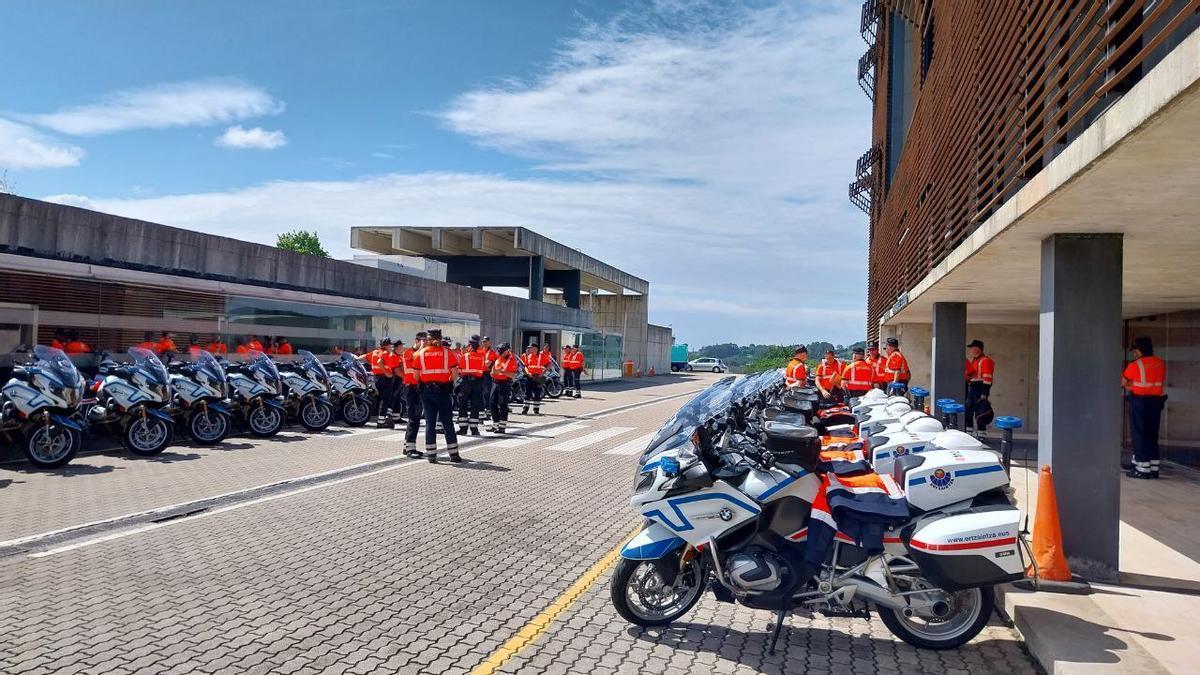 Agentes de Tráfico de la Ertzaintza que han seguido el Tour.