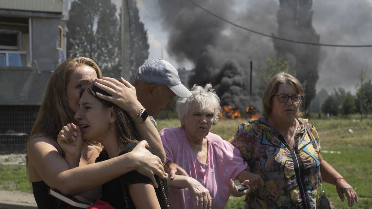 Varios residentes de Pervomaisk reaccionan tras el ataque.