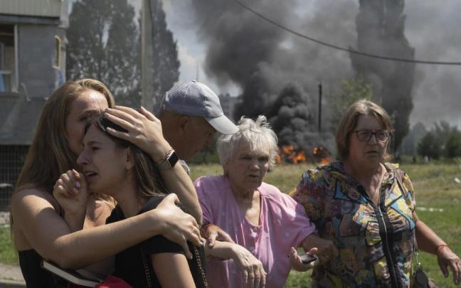 Varios residentes de Pervomaisk reaccionan tras el ataque. Varios residentes de Pervomaisk reaccionan tras el ataque.