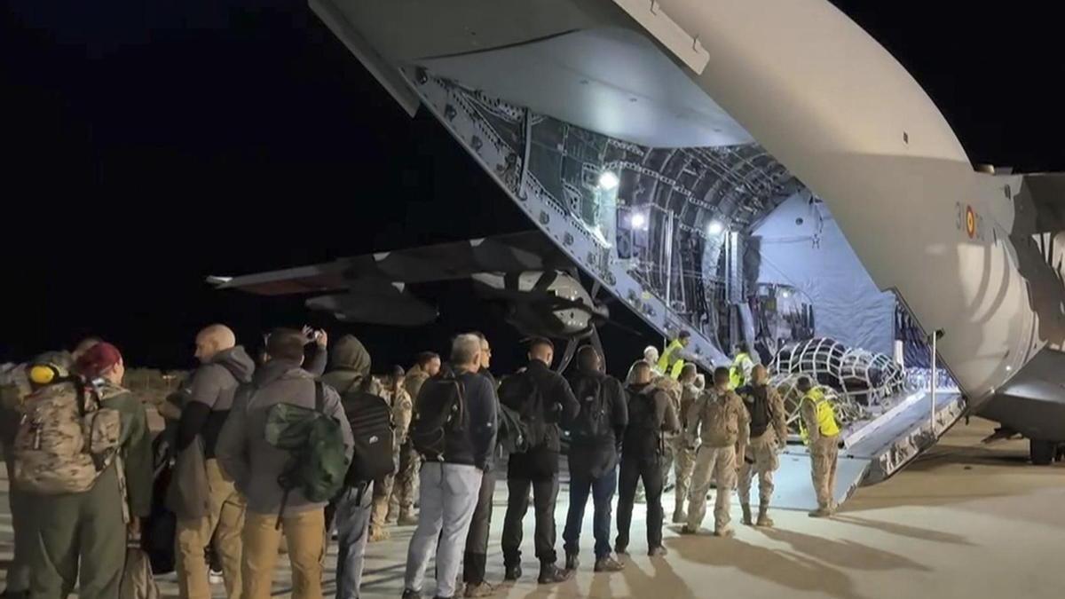 Personal militar sube a bordo de uno de los aviones enviados por el Gobierno español para evacuar a residentes del Líbano.