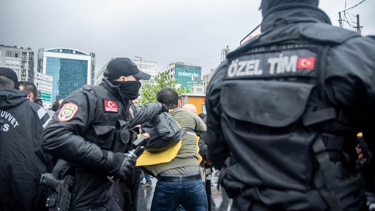 Policía de Estambul durante una operación en la Plaza Taksim.