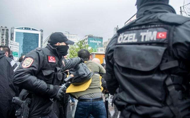 Policía de Estambul durante una operación en la Plaza Taksim.