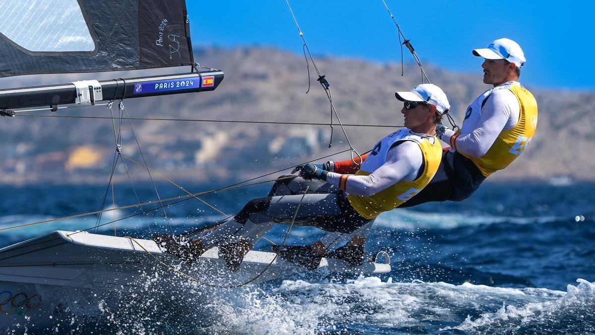 Diego Botin y Florian Trittel durante la competición de vela clase 49er.