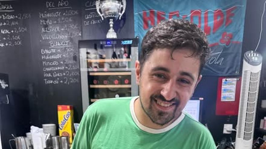 El cocinero legazpiarra Jon Agirre, en su bar.