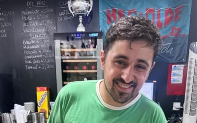 El cocinero legazpiarra Jon Agirre, en su bar.