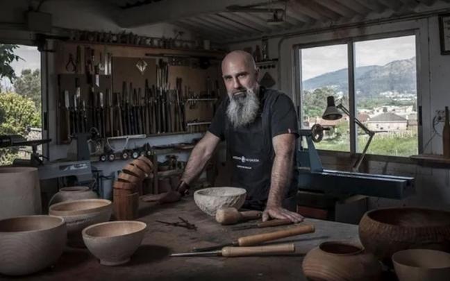 Aitor Martínez, en su taller.