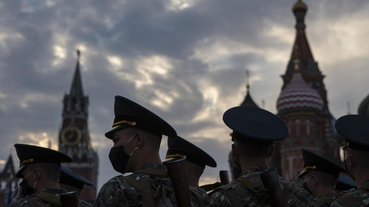 Desfile de soldados rusos en la plaza Roja de Moscú, con el Kremlin al fondo.