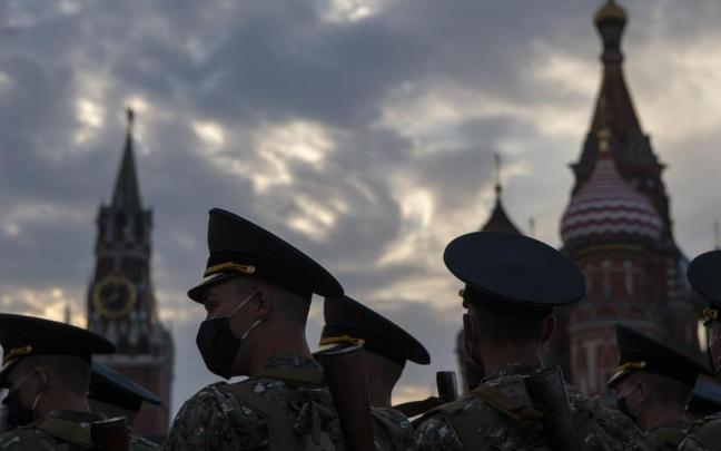 Desfile de soldados rusos en la plaza Roja de Moscú, con el Kremlin al fondo. Desfile de soldados rusos en la plaza Roja de Moscú, con el Kremlin al fondo.