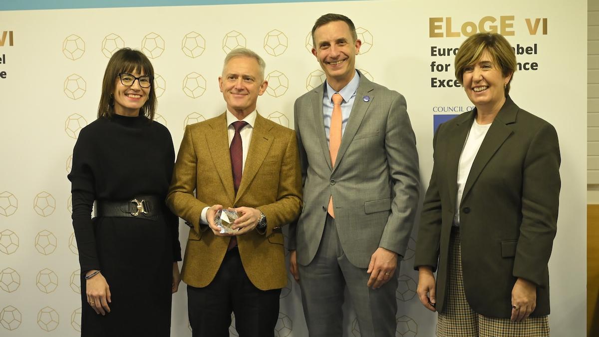 Jon Luqui, el segundo por la izquierda, en la entrega del distintivo.