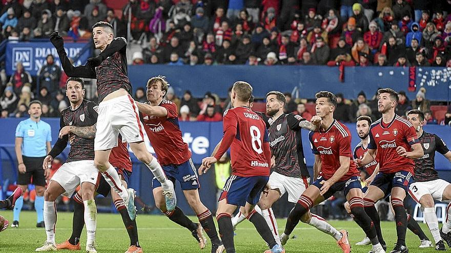 Oihan Sancet trata de cabecear un balón en el encuentro de ida de las semifinales de Copa entre el Athletic y Osasuna. | FOTO: JOSÉ MARI MARTÍNEZ