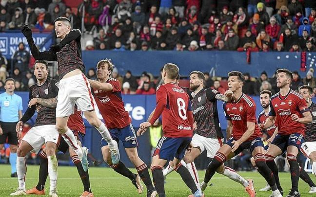 Oihan Sancet trata de cabecear un balón en el encuentro de ida de las semifinales de Copa entre el Athletic y Osasuna. | FOTO: JOSÉ MARI MARTÍNEZ