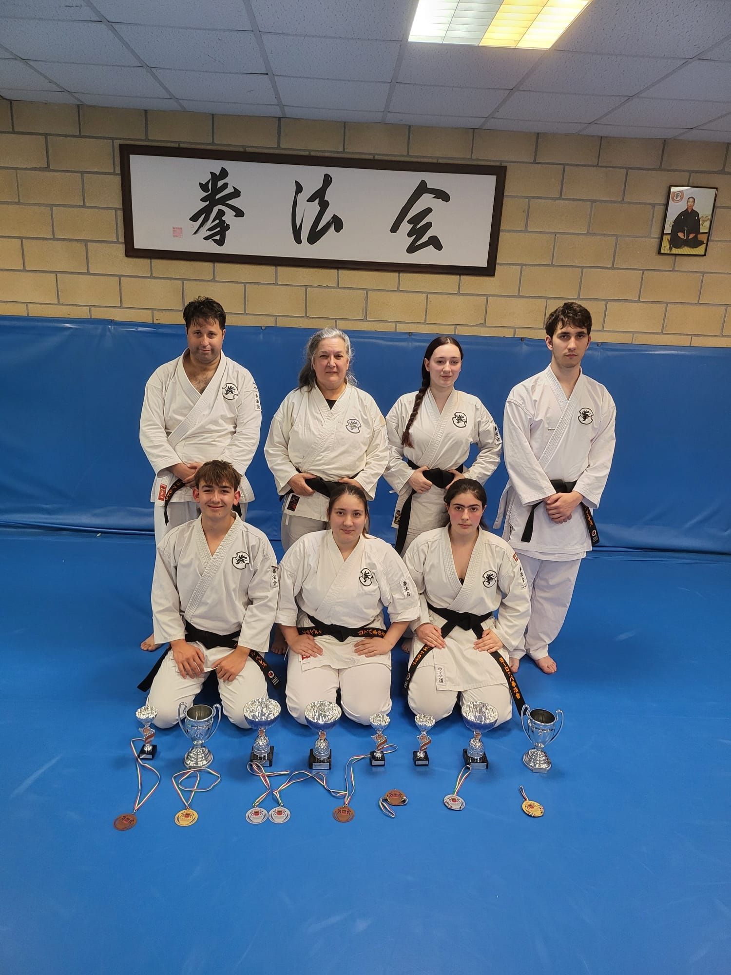 Las tres jóvenes junto a otros compañeros