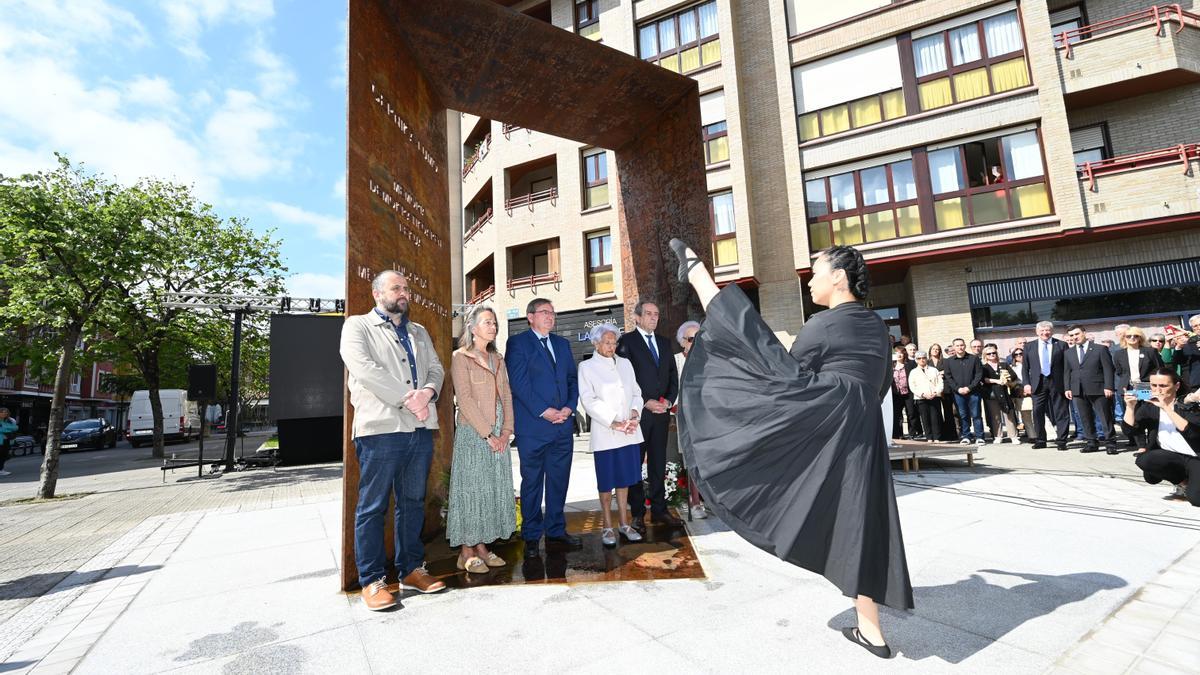 El secretario de Estado de Memoria Democrática, junto al alcalde Gorroño, con la escultura que confirma a Gernika como lugar de memoria