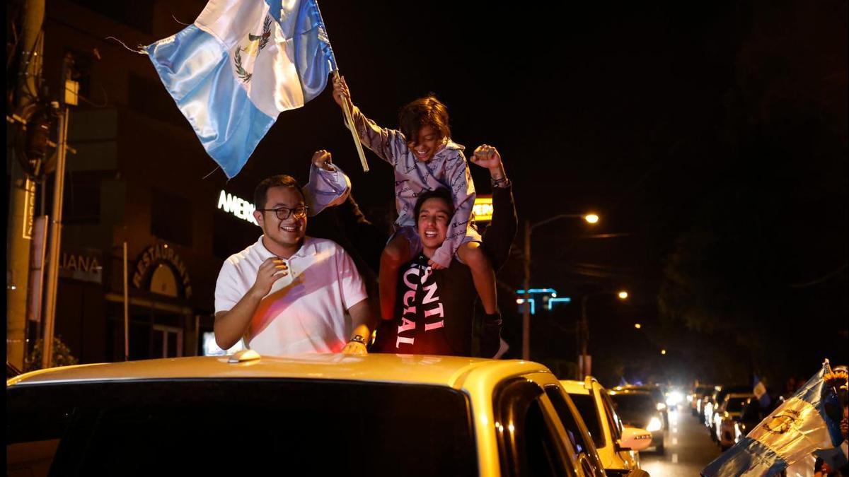 Seguidores del presidente electo de Guatemala, Bernando Arévalo, celebran el resultado de las elecciones.