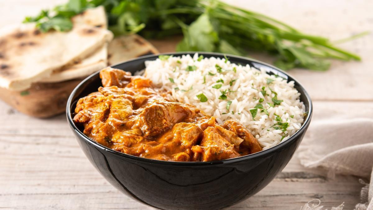 Pollo al curry con arroz.