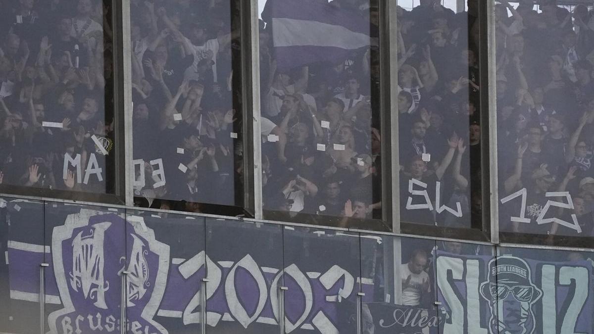 La afición del Anderlecht, en la zona visitante del Estadio de Anoeta. / RUBEN PLAZA