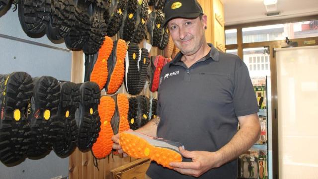 Oskar Nieto hace maravillas con las zapatillas, que mejora y pone a punto para correr por el monte.