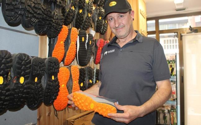 Oskar Nieto hace maravillas con las zapatillas, que mejora y pone a punto para correr por el monte.