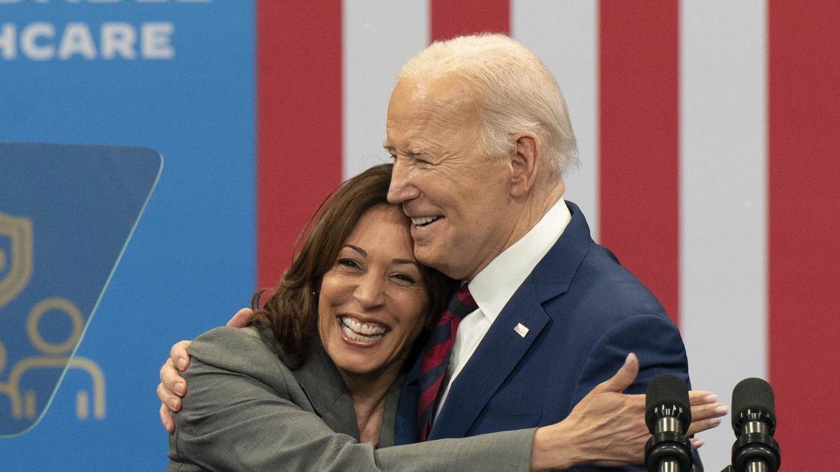 Kamala Harris se abraza a Biden en una imagen de archivo.