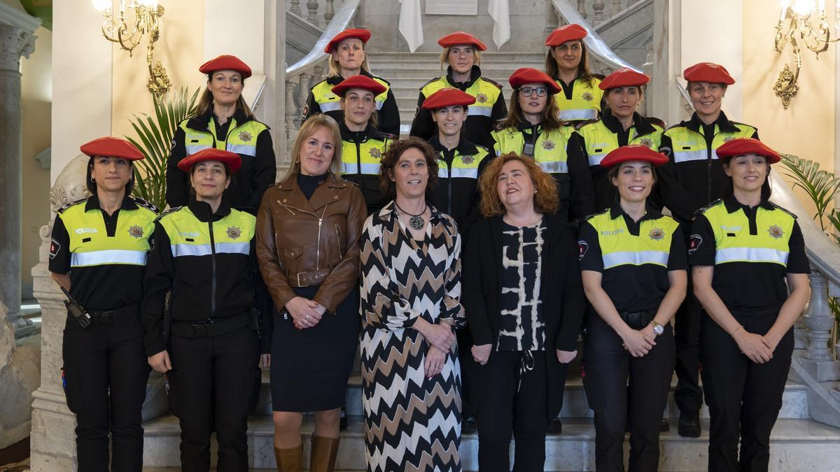 Amaia Arregi y Nekane Alonso flanqueadas por varias policías de Bilbao.