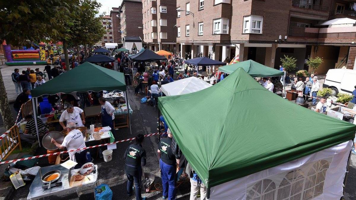 Concurso de marmitako en una pasada edición de las fiestas del barrio Latiorro en Laudio