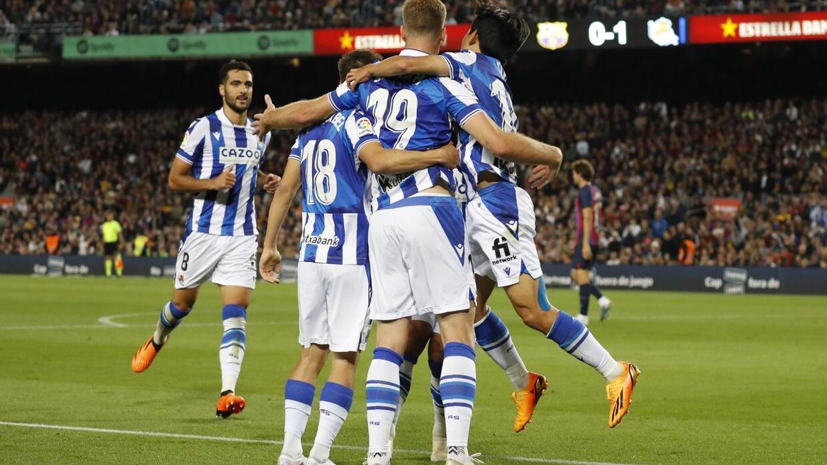 Los jugadores realistas celebran el gol de Sorloth ante el Barcelona (1-2). / MARTA PEREZ
