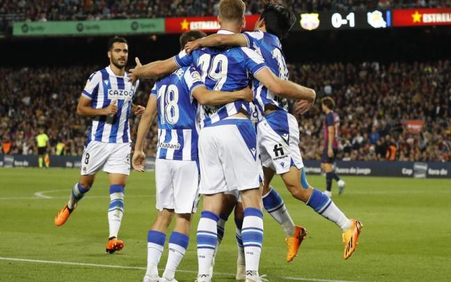 Los jugadores realistas celebran el gol de Sorloth ante el Barcelona (1-2). / MARTA PEREZ