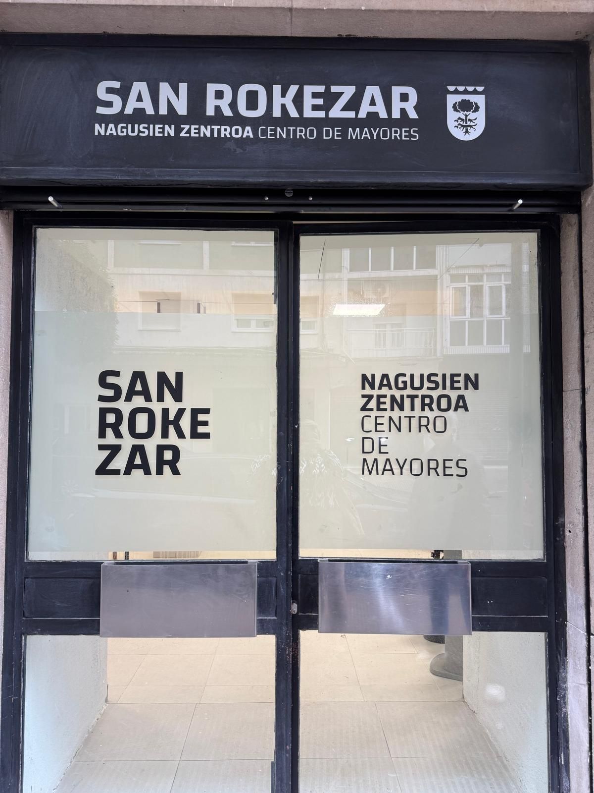 Puerta de entrada al centro de mayores San Rokezar de Laudio