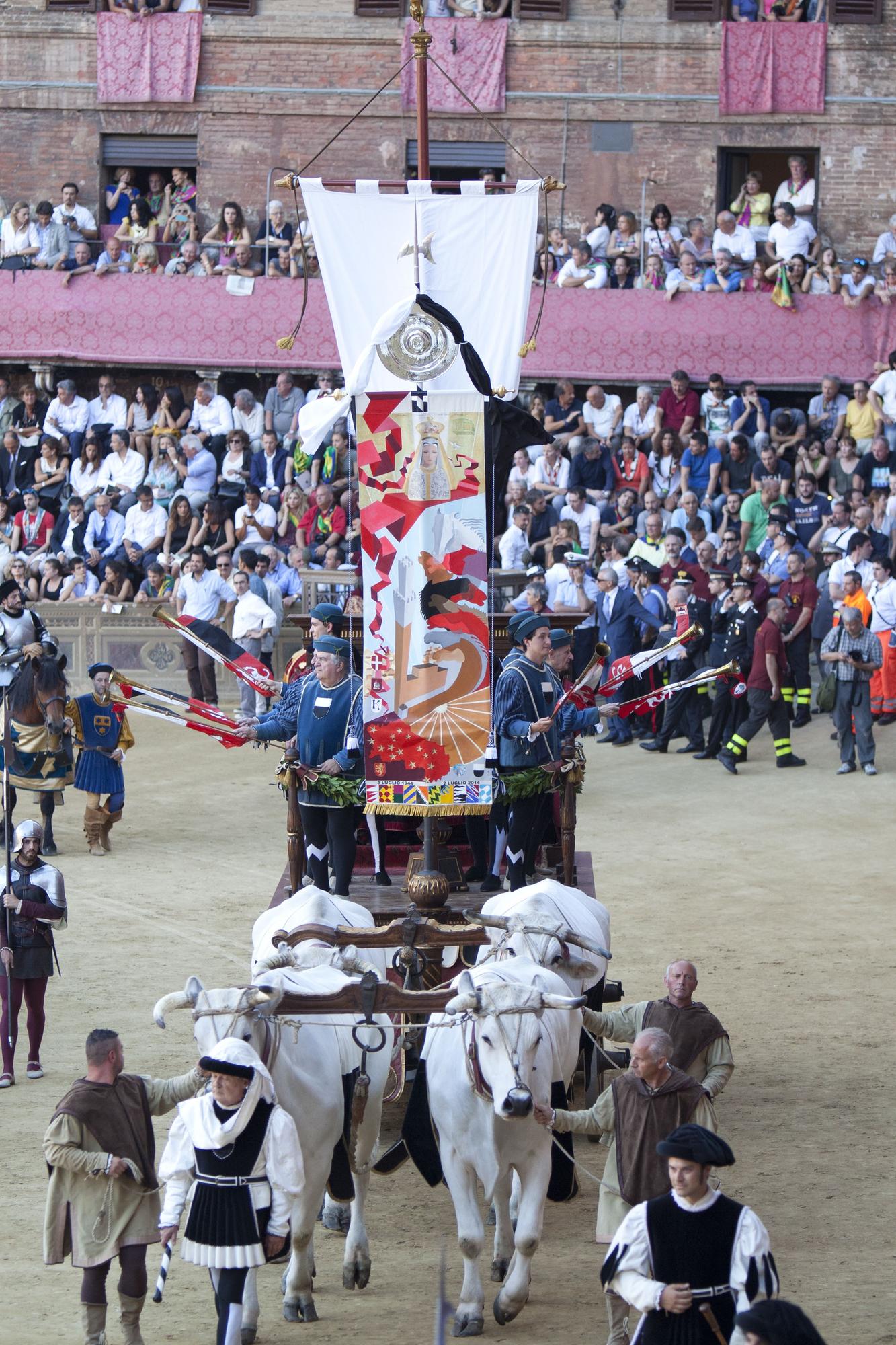 Desfile de la carroza del distrito ganador.