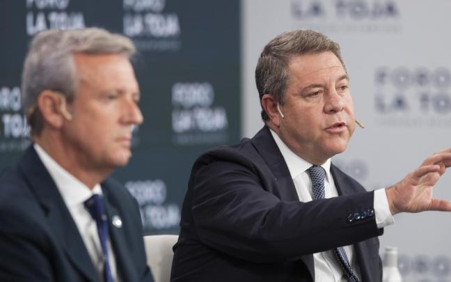 El presidente de Castilla-La Mancha, Emiliano García-Page (d), interviene en el V Foro La Toja-Vínculo Atlántico. El presidente de Castilla-La Mancha, Emiliano García-Page (d), interviene en el V Foro La Toja-Vínculo Atlántico.