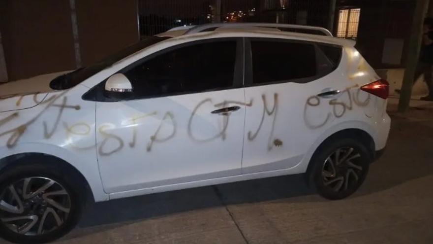 El otro lateral del coche.