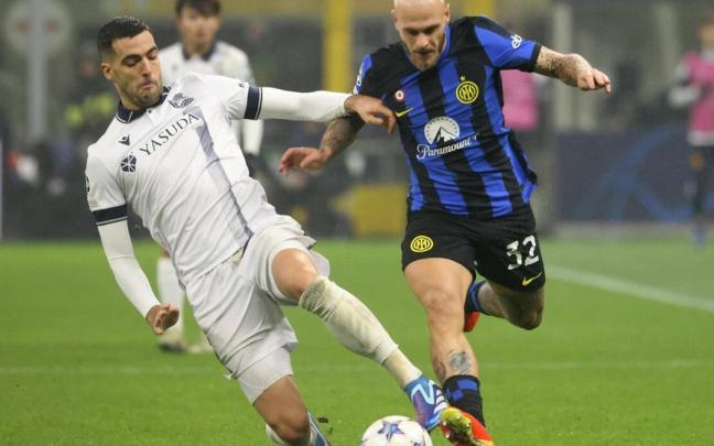 Merino entra a Dimarco durante el partido de este martes. / MATTEO BAZZI