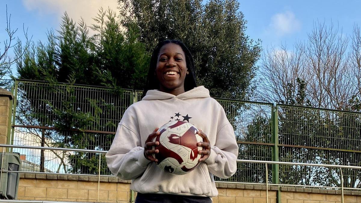 Shalma Midje, futbolista zumaiarra en el campo de fútbol Aita Mari