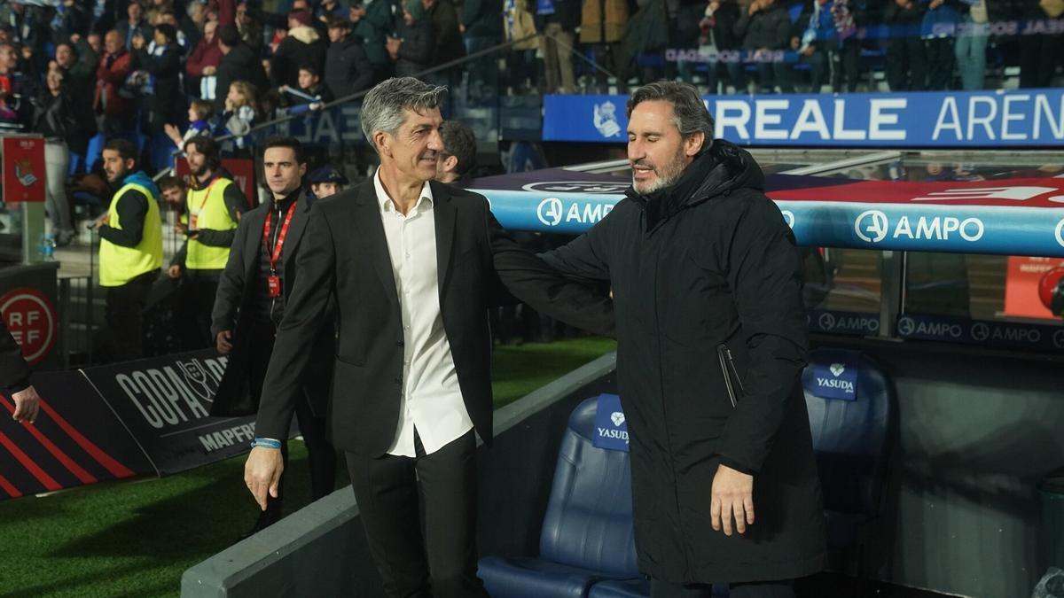 Imanol Alguacil y Vicente Moreno se saludan antes del partido. / RUBÉN PLAZA