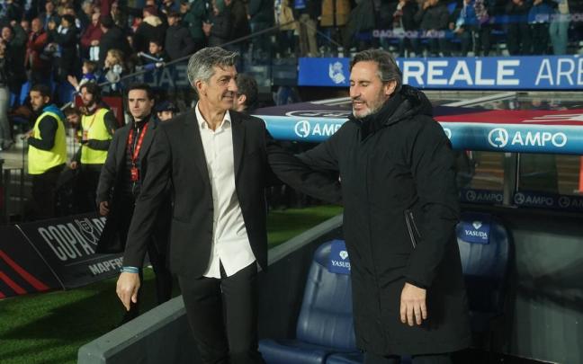 Imanol Alguacil y Vicente Moreno se saludan antes del partido. / RUBÉN PLAZA