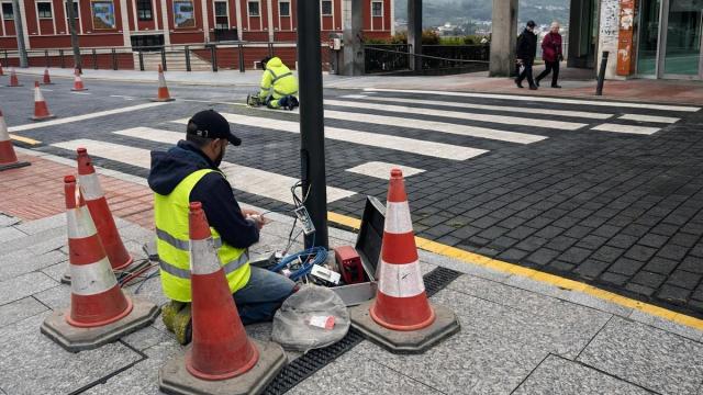 Las primeras balizar iluminadas se están instalando en el paso del Social Antzokia