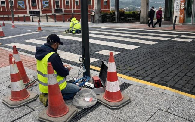 Las primeras balizar iluminadas se están instalando en el paso del Social Antzokia