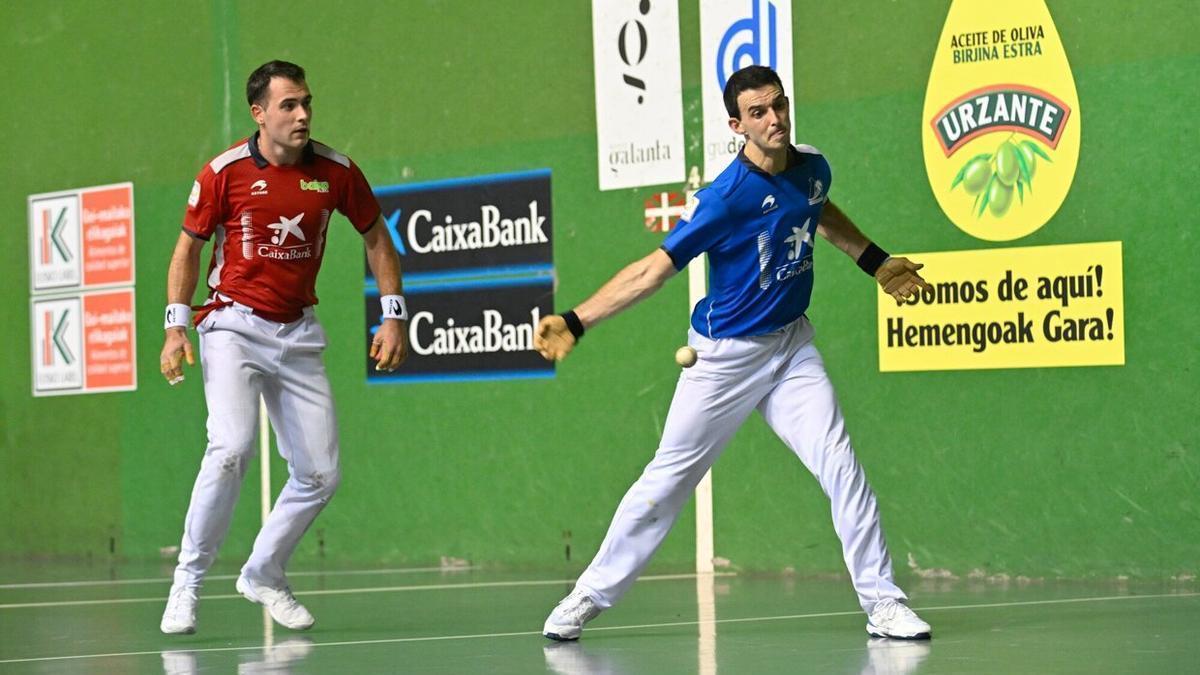 Jokin Altuna golpea la pelota en presencia de Jaka.