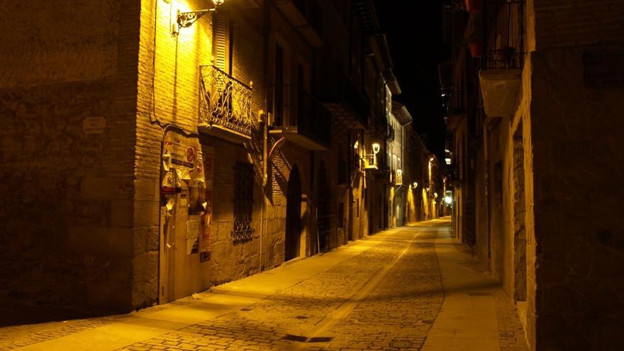 La calle Mayor de Puente la Reina, durante la noche.