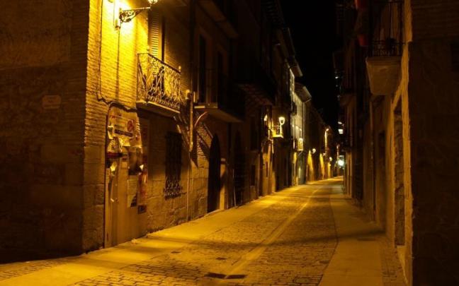 La calle Mayor de Puente la Reina, durante la noche. La calle Mayor de Puente la Reina, durante la noche.