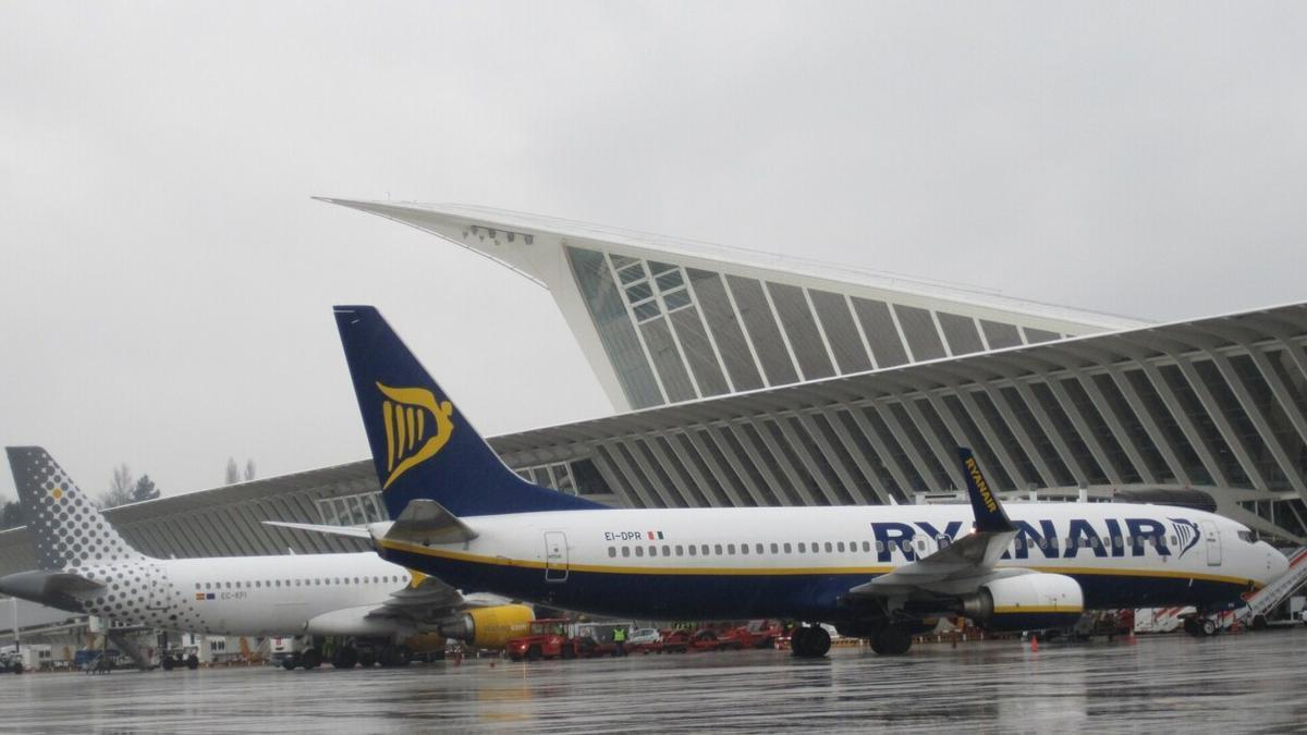 Un avión de Ryanair, en el aeropuerto de Bilbao.